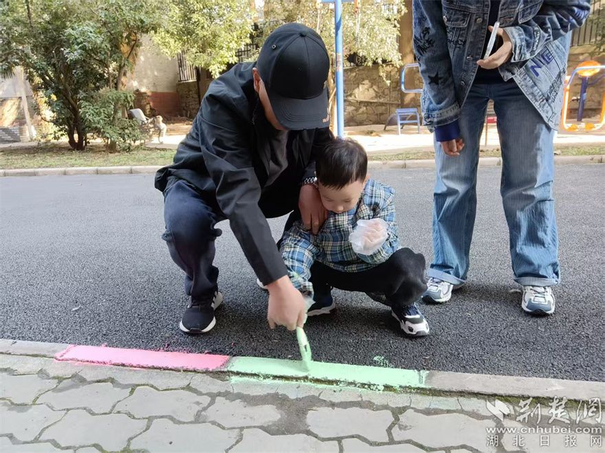 2.居民看到小區(qū)路面平整后自發(fā)開展彩繪行動(dòng).jpg.jpg