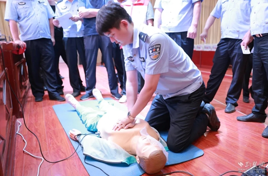 7月17日，嘉魚縣公安局治安大隊會同縣紅十字會組織開展一線民輔警防溺水急救技能專項培訓(xùn).jpg
