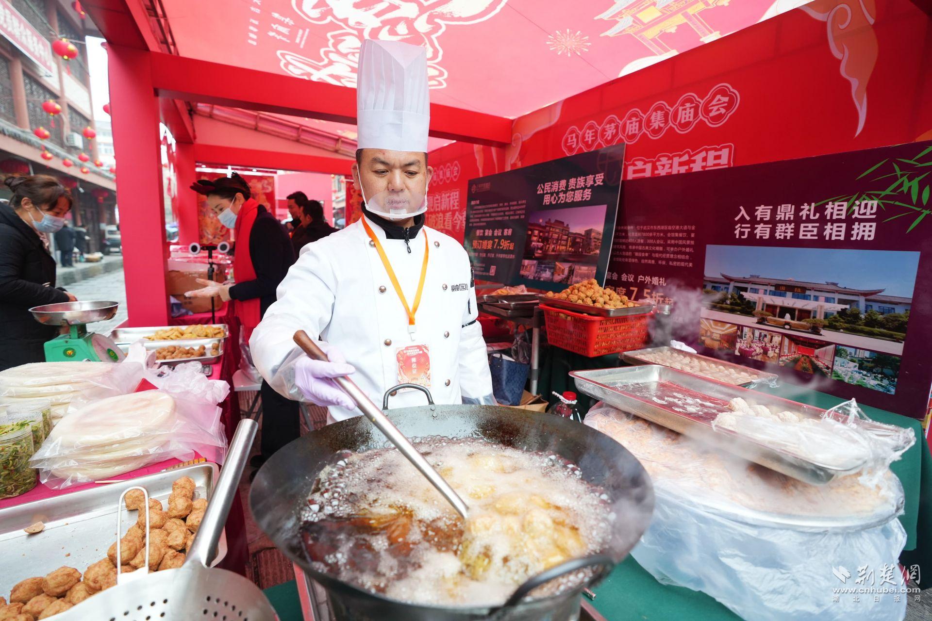 現(xiàn)場臘味、鹵貨、炸圓子吸引市民前來品嘗購買 (1).JPG.JPG